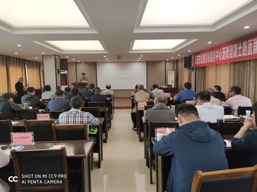 參會(huì)各單位代表聽(tīng)取《就地?zé)嵩偕夹g(shù)原理與工程應(yīng)用》專題報(bào)告.jpg